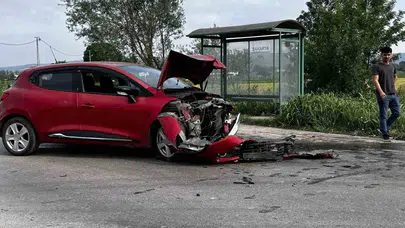 Sakarya’da ucuz atlatan kaza: İki otomobil hurdaya döndü, mucize eseri kimsenin burnu kanamadı