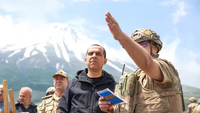 Ağrı Dağı eteklerinde kritik denetim: Vali Taşolar Mehmetçik ile bir araya geldi
