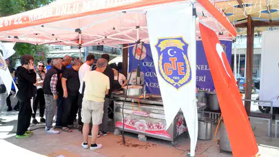 Muğla’da vefa günü: Vali Akbıyık tezgahın başına geçti, vatandaşlara lokma dağıttı