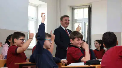 Vali Aydoğdu'dan eğitime yakın markaj: Küçük Umut'un davetini kırmadı, sınıfa sürpriz yaptı