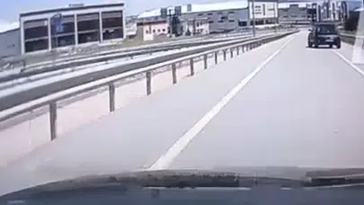 Trafikte dehşet anları: Nilüfer’de kuralları hiçe sayan sürücü kazaya davetiye çıkardı