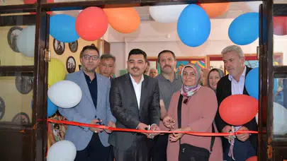 İğne iplikle sanata dönüştü: Türkeli’de yılın en renkli sergisi kapılarını açtı