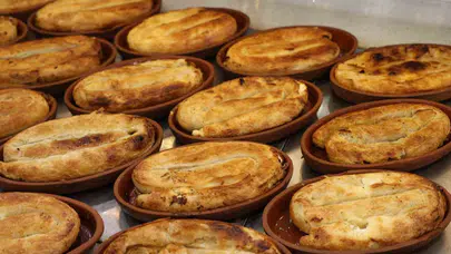 Diyarbakır’ın yarım asırlık lezzet durağı ezber bozdu: Tandırda pişen börek kapış kapış gidiyor