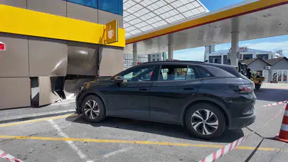 Büyükçekmece’de sabah paniği: Akaryakıt istasyonuna giren otomobil ortalığı savaş alanına çevirdi