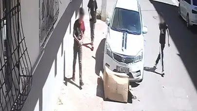 Çocukların oyun merakı az kalsın faciaya yol açıyordu: Park halindeki araç alevlere teslim oldu