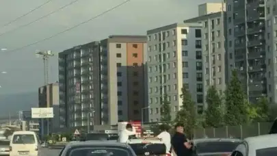 Mutlulukları faciaya dönüşebilirdi: Bursa trafiğinde yürekleri ağza getiren görüntüler