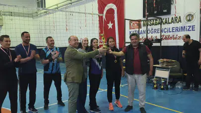 Şehit öğretmenin anısı voleybol sahasında yaşatıldı: Kupayı Çepni Otağı kaldırdı