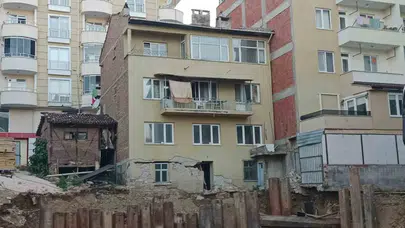 Bilecik'te korku dolu anlar: İnşaat kazısı binayı yerinden oynattı