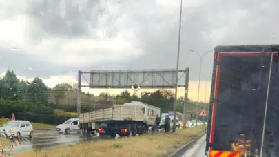 Eskişehir'de yağmur bereketi kazayla geldi: Direksiyon hakimiyetini kaybeden sürücüler yollarda kaldı