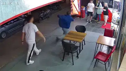 Esenyurt’ta dehşet anları: Bıçakla saldırdığı kadına doğru koşarken yere çakıldı