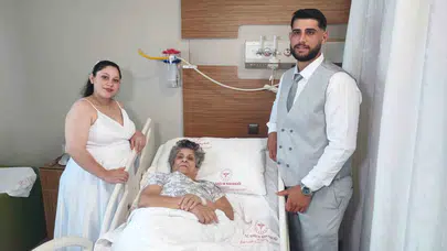 Düğün gününde hastane odasına sığan büyük vefa: Gelinlik ve damatlıkla annesinin kapısını çaldı