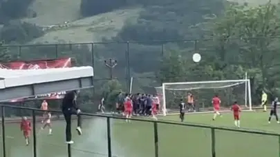 Amatör ligde saha karıştı: Futbolcuların kavgası maçı durdurdu