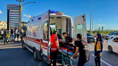 Afyonkarahisar’da korku dolu anlar: Tur otobüsüyle çarpışan otomobil hurdaya döndü