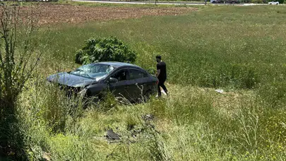 Elazığ’da direksiyon hakimiyeti kayboldu: Tarlaya uçan araçta can pazarı
