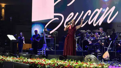 Kayseri’de türkü ziyafeti: Sevcan Orhan salonu mest etti