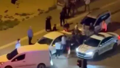 Trafikte dehşet anları: Basit bir kaza kavgaya dönüştü, ortalık savaş alanına döndü