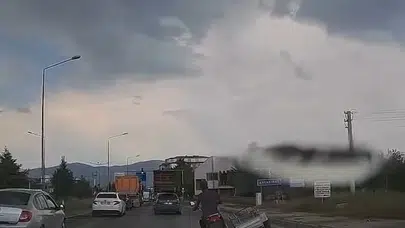 Elazığ trafiğinde yürekleri ağza getiren anlar: Sepetli motosikletle şov yapmaya kalktı