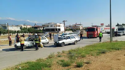 Hassa yolunda korkutan kaza: Kavşakta çarpışan araçlardan biri hurdaya döndü