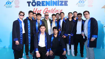 Sultangazi’de kep atma heyecanı: Başkan Dursun gençlerin mezuniyet sevincine ortak oldu