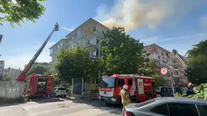 Bakırköy'de korkutan alevler: Çatı katından yükselen dumanlar mahalleyi sokağa döktü