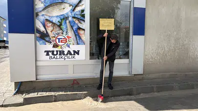 Diyadin’de gökyüzü karardı, hayat durma noktasına geldi: Esnaf süpürgeye sarıldı