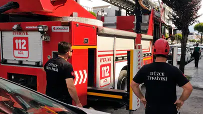 Düzce’de korku dolu anlar: Omzundan uçup binaya sığındı, kurtarma operasyonu nefes kesti