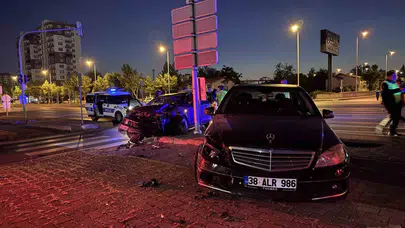 Kayseri’de trafik kâbusu: İki araç çarpıştı, kaldırıma savruldular