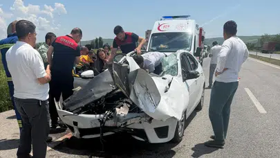 Yozgat’ta dehşet anları: Otomobil traktöre çarptı, tavanı tamamen koptu