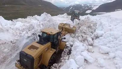 Takvimler haziranı gösterdi ama kışın izleri silinmedi: Yörüklerin yolu 6 metrelik kar kütlesinden temizlendi