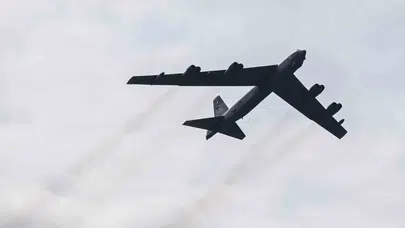 Kalkış sonrası felaket: California'da ABD'ye ait B-52 bombardıman uçağı düştü