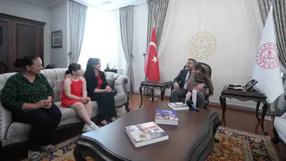 10 parmağında 10 marifet: Küçük Nil’in hayali Bakan Tekin’in makamında gerçeğe dönüştü