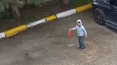 Küçük yüreğinde dev sevgi: Balkondan gördüğü bayrağı böyle kurtardı