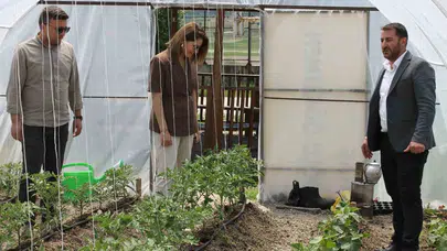 Tarladan sofraya eğitim modeli: Altıntaş’ta öğrenciler kendi sebzesini yetiştiriyor