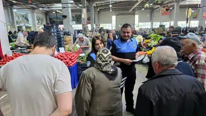 Pazar tezgahlarında sahte para mesaisi: Polis esnafı tek tek uyardı