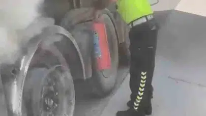 Otoyolda korku dolu anlar: Tanker alev topuna dönmeden müdahale edildi