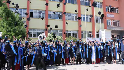 Oltu’da 30 yıllık gurur tablosu: 153 genç mezuniyet heyecanıyla kep fırlattı
