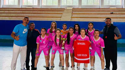 Salihli’de futsal rüzgarı: Hem kızlar hem erkeklerde zirve onların