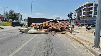Antalya'da korku dolu anlar: Kavşakta devrilen kamyondan yola tomruk yağdı