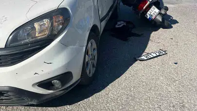 Alaplı’da korkutan kaza: Kavşakta çarpışan motosiklet park halindeki araca savruldu