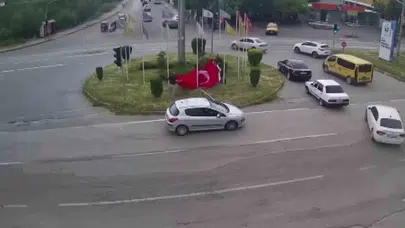 Dörtyol'da bayrak nöbeti: Yere düşmesine gönülleri razı olmadı, saniyeler içinde müdahale ettiler