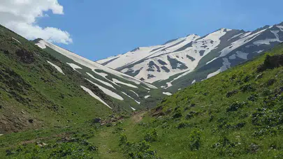 Van’da haziran sürprizi: Bir yanda kavurucu yaz, diğer yanda metrelerce kar