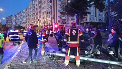 Balıkesir’de gece yarısı dehşeti: Valilik duvarına çarpan otomobil hurdaya döndü