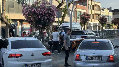 Adapazarı'nda korku dolu anlar: Yaya geçidini kullanan kadın otomobilin hedefi oldu