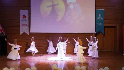 Minik ellerden büyük gösteri: Oğuzeli’nde Kur’an kursu öğrencileri sahne tozunu attırdı