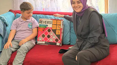 Gölpazarı’nda kapı kapı dolaşıyor: Kaymakam Odabaşı’ndan eğitime "Çay Saati" desteği