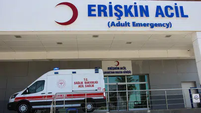 İnşaatta korkunç kaza: İskele koptu, genç işçi beton zemine çakıldı