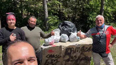 Doğa tutkunu motosikletçilerden örnek davranış: Piknikçilerin bıraktığı kirliliği temizlediler
