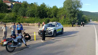 Cide yolunda iki motosiklet birbirine girdi: İki sürücü hastanelik oldu
