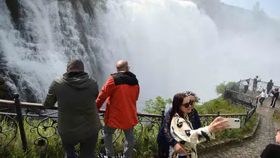Doğa tutkunlarının yeni rotası: Erzurum’un dev şelalesi baharla birlikte coştu