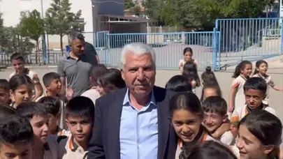 Minik öğrencilerden Başkan Karamehmetoğlu’na duygusal karşılama: Şiirlerle teşekkür ettiler